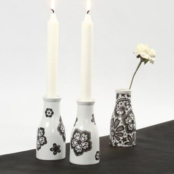 Eine weiße Porzellan Vase mit Decoupage Papier
