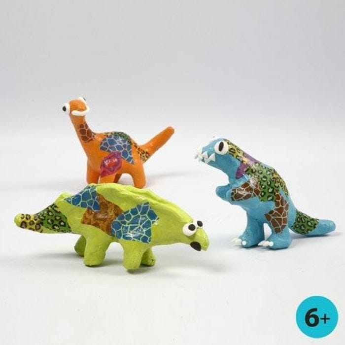 Pappmaché-Dinosaurier, bemalt und verziert mit Découpage-Papier