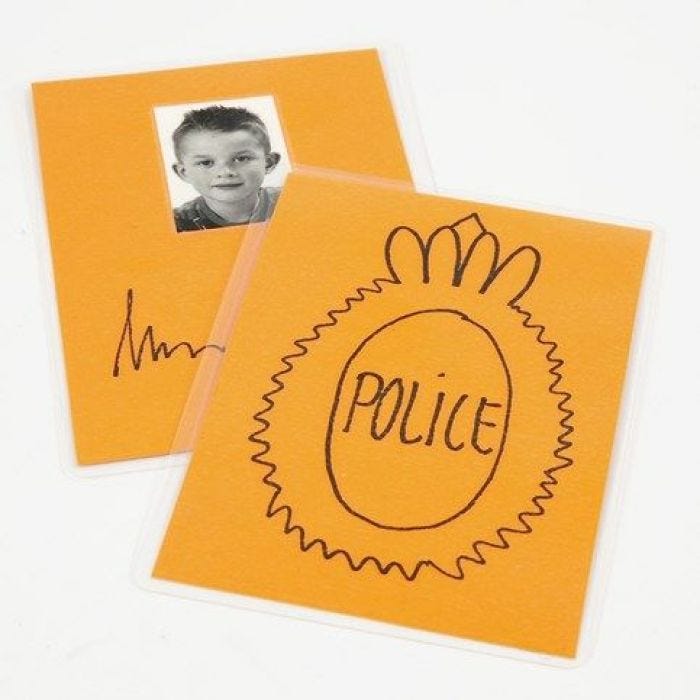Ein unechter Polizei-Ausweis zum Spielen