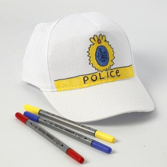 Ein Cap mit Polizei-Zeichen