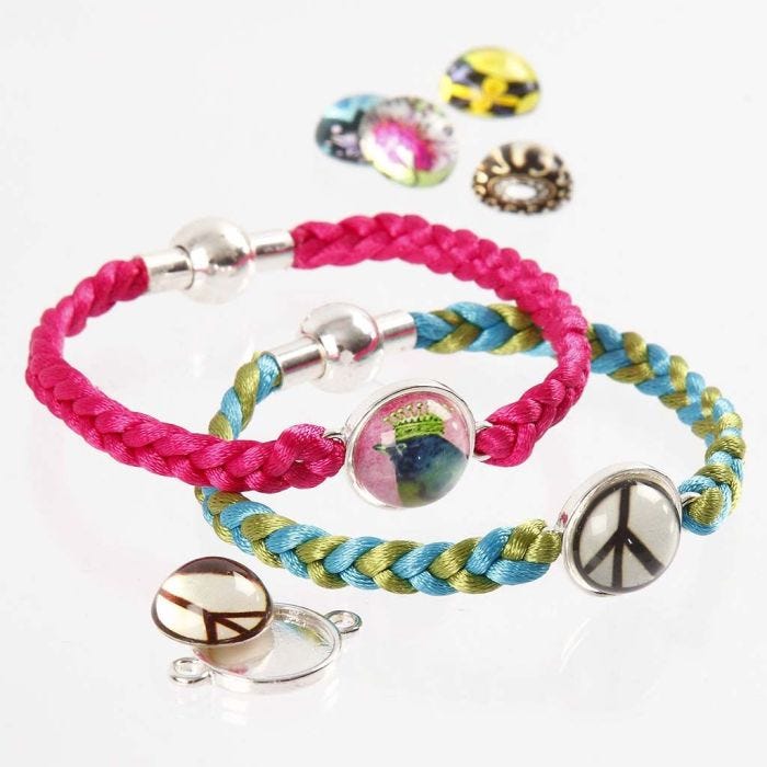Armbänder aus geflochtenen Satinbändern mit einem Cabochon in der Mitte