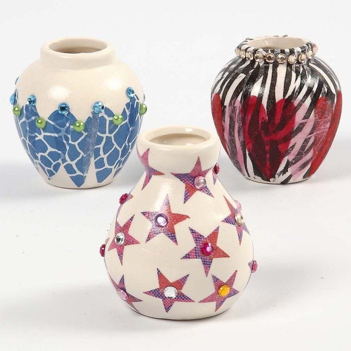 Eine Terrakotta-Vase, verziert mit Decoupage und Strass