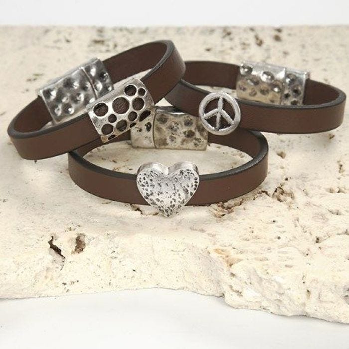 Ein Armband aus Leder mit Abstandsperle und Magnetverschluss