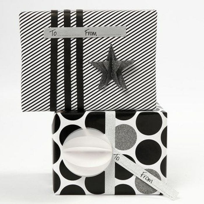 Verpackung mit Geschenkpapier und Deko im Vivi Gade Design 'Paris'