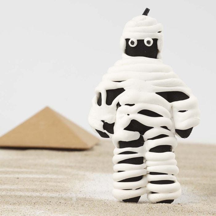 Mumie, gefertigt aus einer schwarz bemalten Stoffpuppe und umwickelt mit Silk Clay
