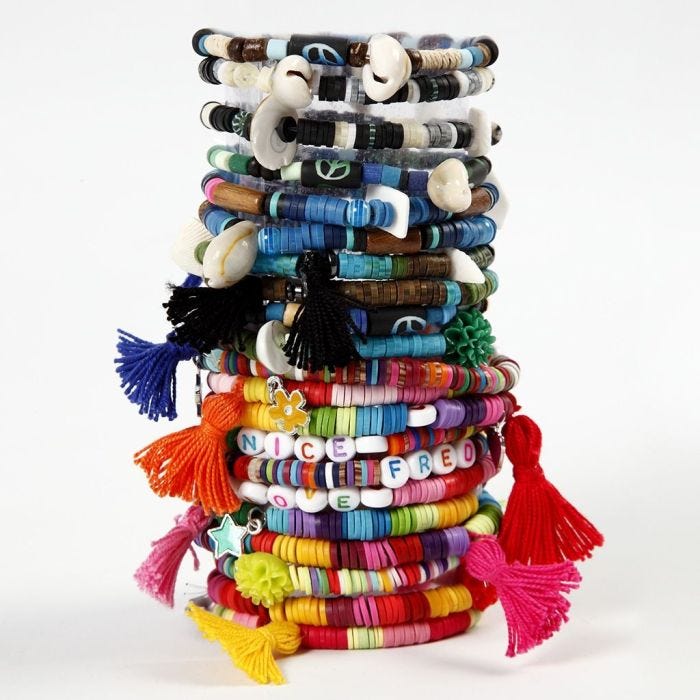 Armbänder aus Katsuki-Perlen und Troddeln
