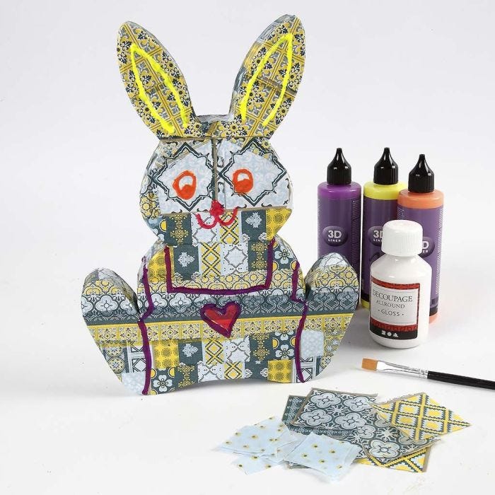 Ein Pappmaché-Osterhase mit Decoupage Papier