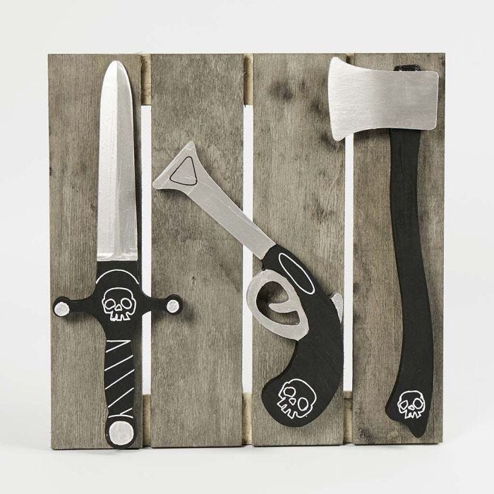 Wandbild mit bemalten Deko-Waffen