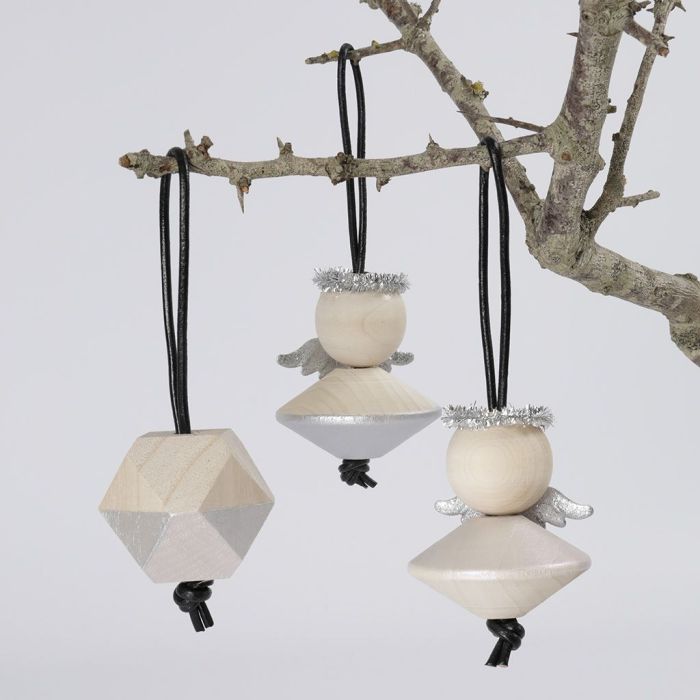 Weihnachtliche Anhänger aus großen Holzperlen, bemalt mit Art Metal Silberfarbe