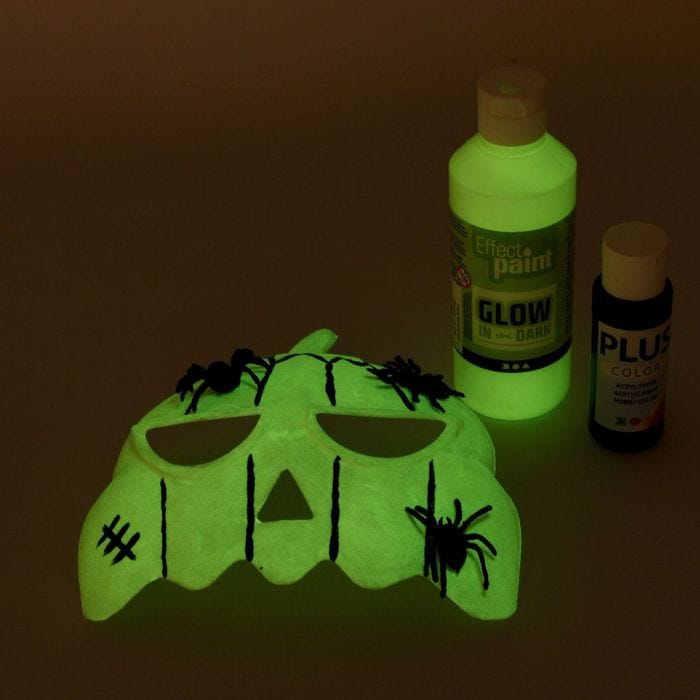 Maske, bemalt mit fluoreszierender Farbe