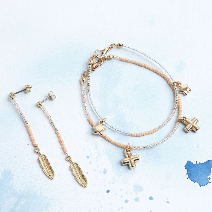Armbänder und Ohrstecker mit Anhängern