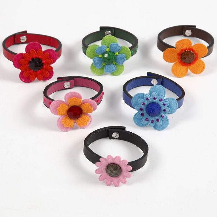 Lederarmband mit Filzblumen und Cabochons