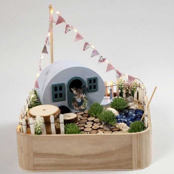 Miniatur-Szene 'Camping' auf einem Holztablett