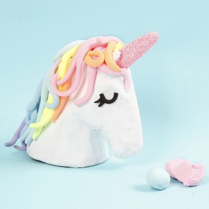 Pappmaché-Einhorn, dekoriert mit Silk Clay und Foam Clay