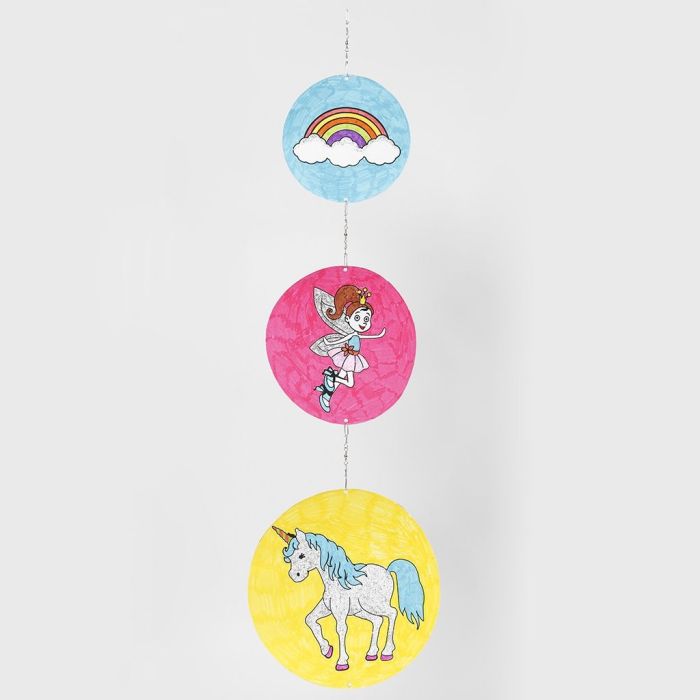 Mobile mit vorgedruckten Motiven - bunt ausgemalt mit Markern