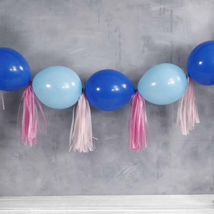 Girlande aus Luftballons, dekoriert mit Fransen
