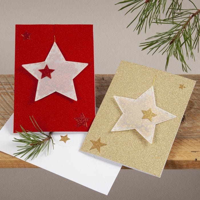 Glitzernde Weihnachtskarte mit Sternen-Anhänger aus Pergamentpapier