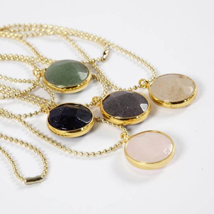 Goldperlenkette mit Steinanhänger