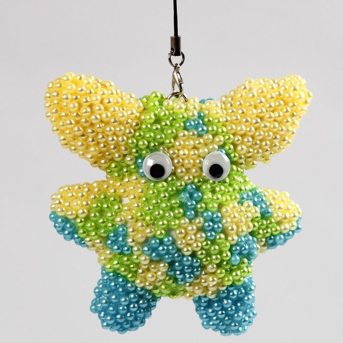 Stofffigur, ummantelt mit Pearl Clay und bestückt mit Wackelaugen