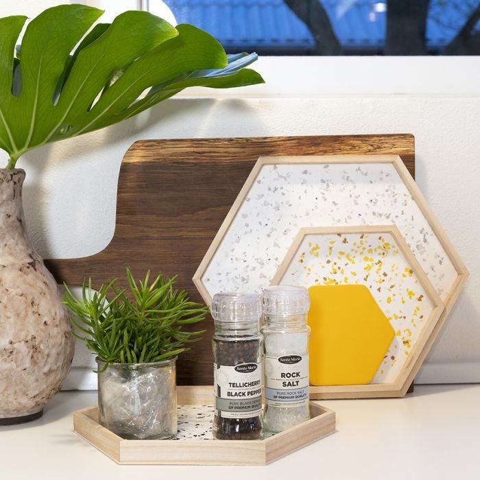 Tabletts aus Holz, verziert mit Terrazzo-Flakes