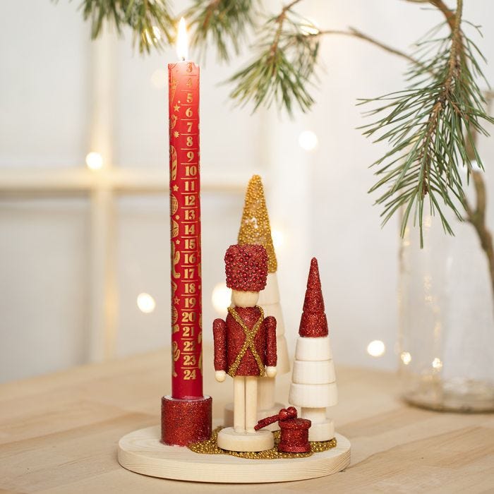 Kerzenständer, dekoriert mit Nussknacker, Weihnachtsbaum und Glasperlen