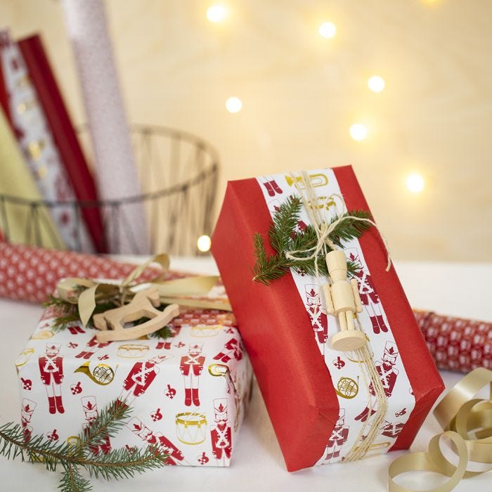 Weihnachtliche Geschenkverpackung mit Holzfigur