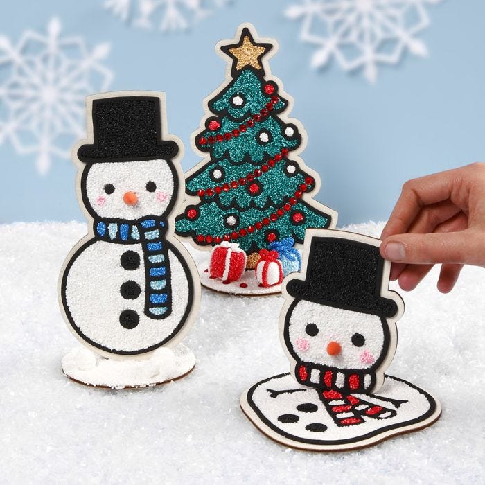 Schneemann und Weihnachtsbaum aus Holz, verziert mit Foam Clay