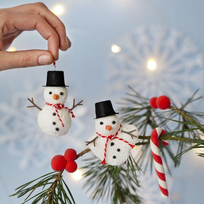 Anhänger: Schneemänner aus Foam Clay, Zuckerstangen und Beeren aus Silk Clay