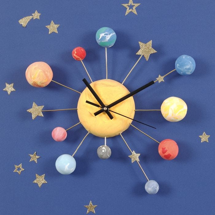 Wanduhr, verziert mit Planeten aus Silk Clay und Sternen-Stickern