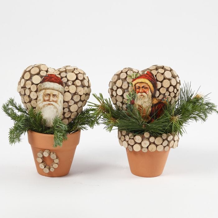 Nikolaus-Stanzbild mit Herz aus Holzscheibchen in einem Blumentopf mit Kieferndeko