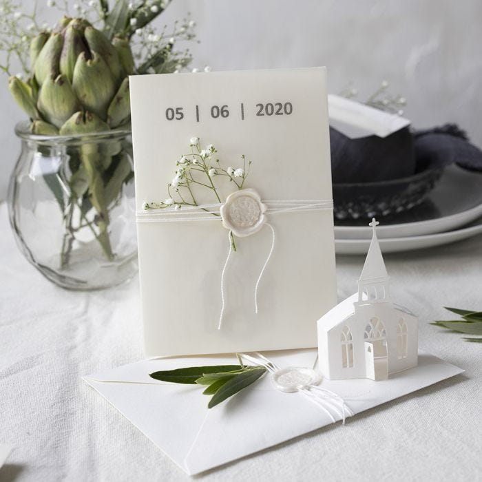 Hochzeitseinladung in Off-White mit Kirchenmotiv und Cover aus Pergamentpapier