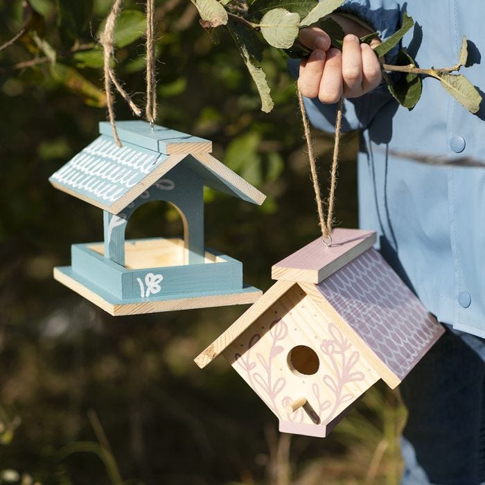 Selbstgebautes Vogelhäuschen, bearbeitet mit Plus Color Bastelfarbe und Plus Color Markern