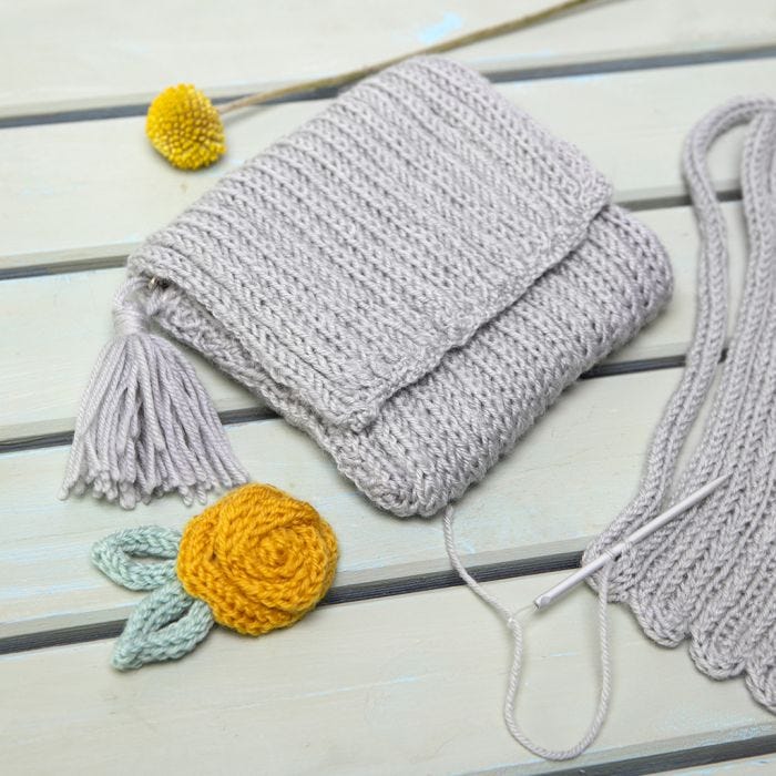 Eine Geldbörse aus Strickschläuchen mit Troddel