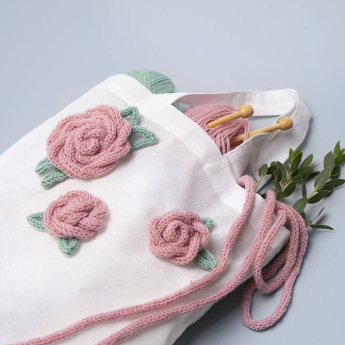 Stoffbeutel, verziert mit Rosenblüten aus der Strickmühle 