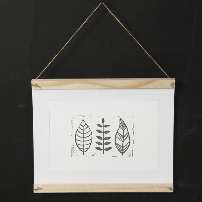 Selbst gefertigtes Wandbild mit Pflanzendruck auf Papier