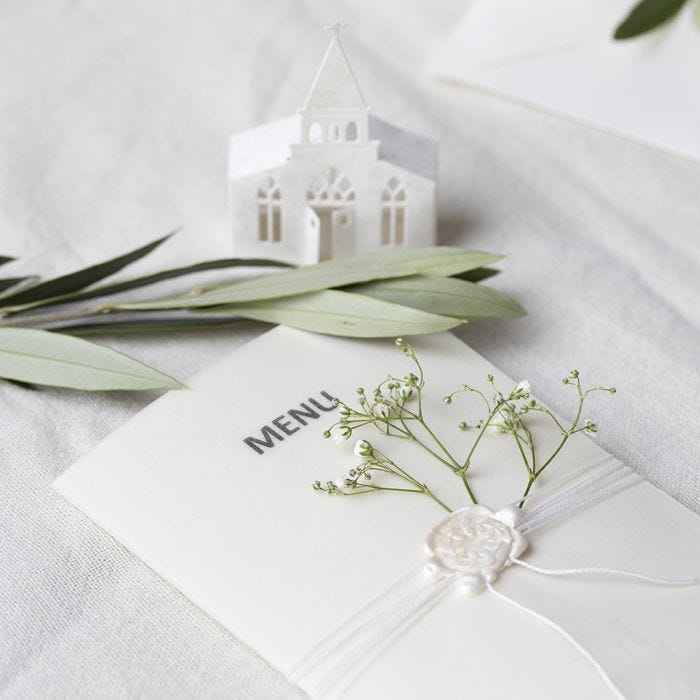 Menu-Karten in Off-White mit Pergament-Cover und Kirchenmotiven als Deko