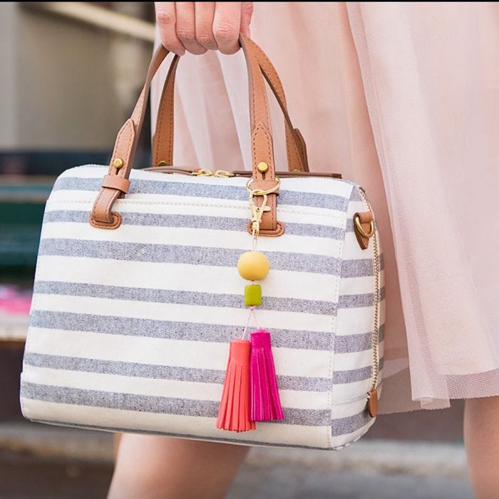 Taschenanhänger aus Fimo-Knete mit Troddeln und Perlen