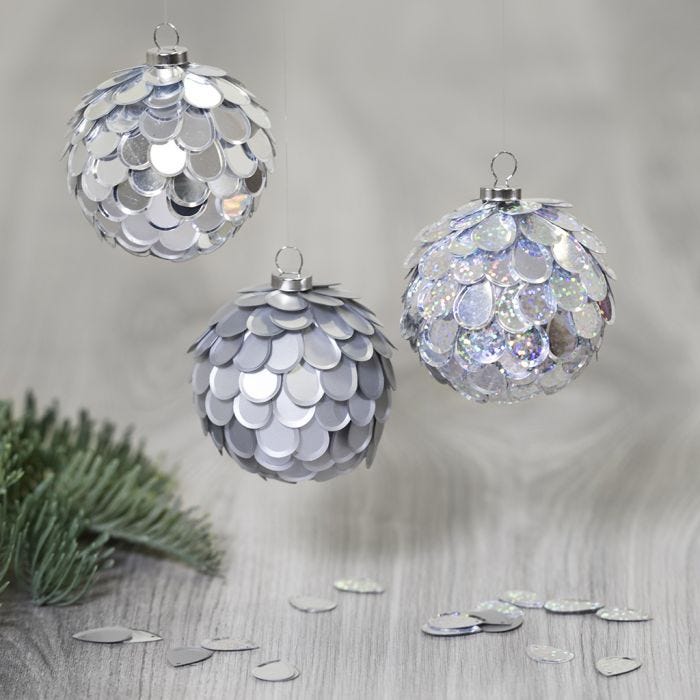 Styroporball als Weihnachtskugel mit glitzernden Pailletten, befestigt mit Sticky Base