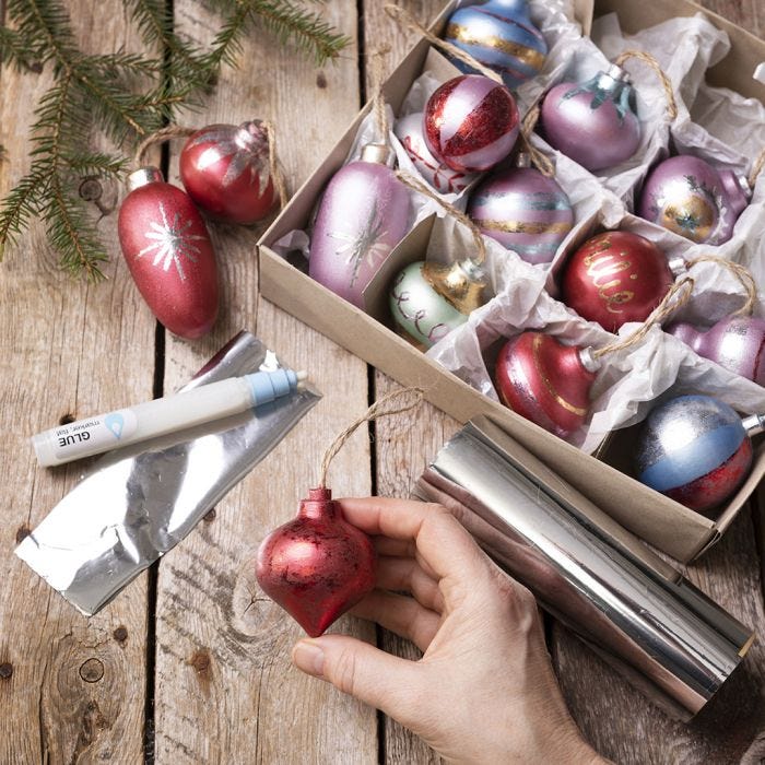 Weihnachtskugeln aus Holz, verziert mit Art Metal Farbe und Dekofolie