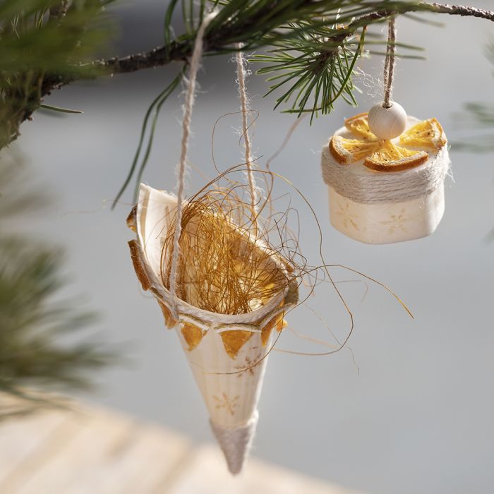 Spitztüte aus Spanholz, verziert mit Stempelmotiven