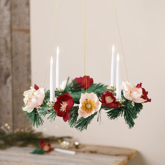 Adventkranz mit Blüten aus Krepppapier