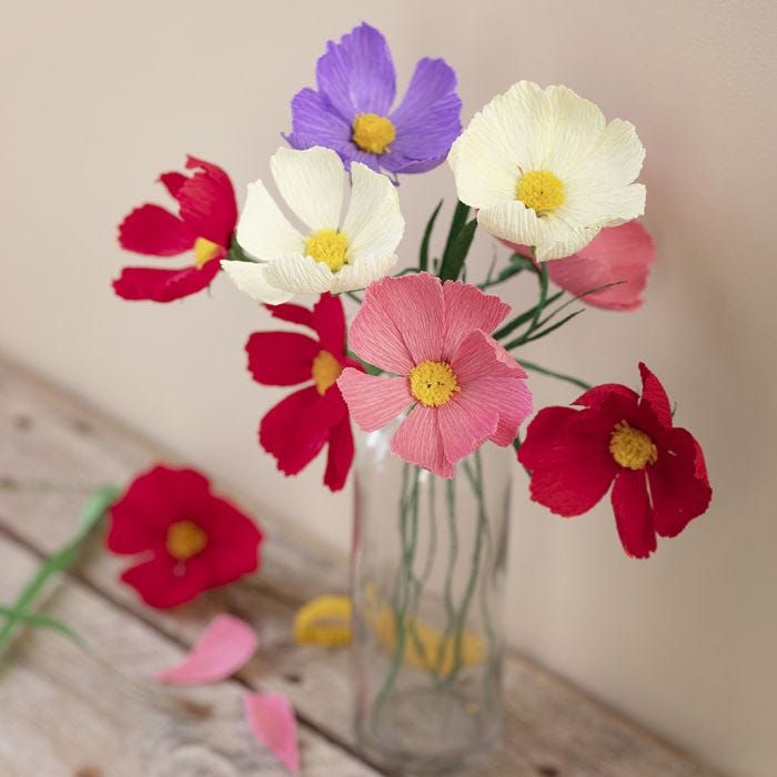 Cosmea-Blüten aus Krepppapier