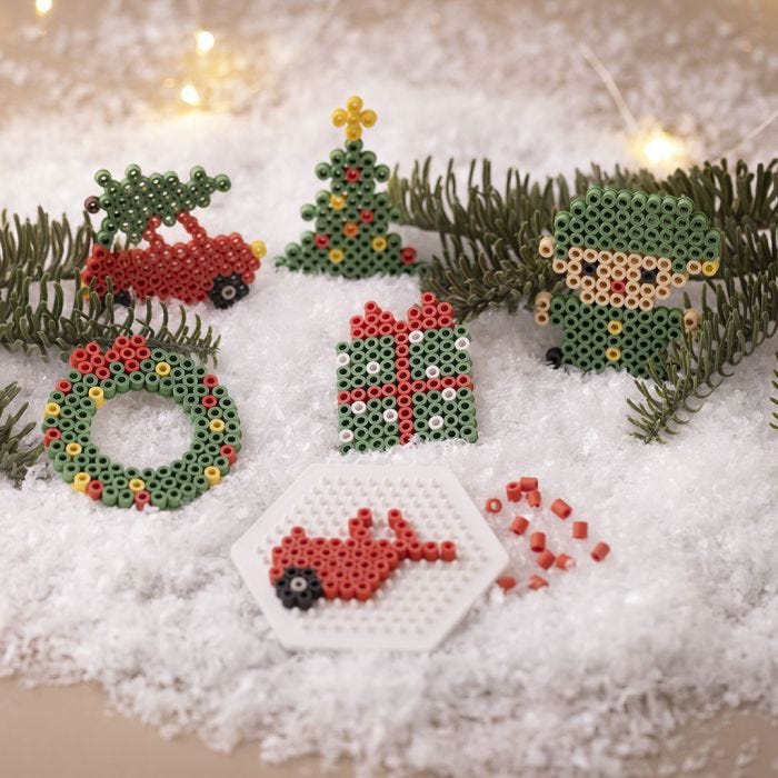 Weihnachtsauto, Weihnachtsbaum, Kranz, Wichtel und Geschenk, alles aus BioBeads