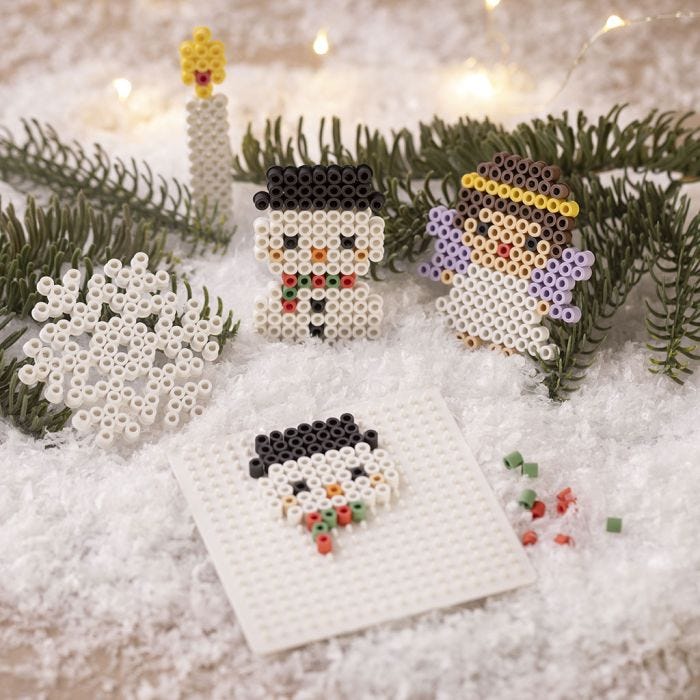 Schneeflocke, Schneemann, Weihnachtskerzen und Engel, alle aus BioBeads