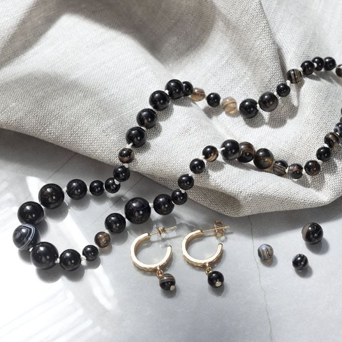 Schmuck mit schwarzen Achatperlen