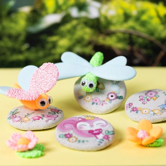 Modellierte Steine mit Aufklebern und Insekten