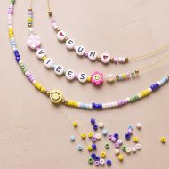 Perlenkette mit Buchstaben und Figuren