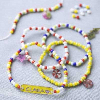Armband mit Rocailleperlen und Schrumpffolienanhänger
