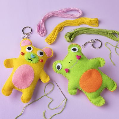 Aus Filz gen&auml;hte kleine Kuscheltiere
