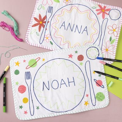 Tischsets mit Textil-Markern dekoriert